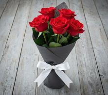 Букет 5 Красных роз Эдлесс Лав в Пущино